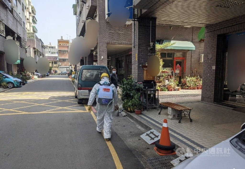 台中市神岡區1名男子在居家檢疫期間多次離開住處,台中市政府強制將他移送集中檢疫所,後續將依法重罰;環保局24日出動防疫消毒大隊,針對社區環境及周邊街道進行消毒作業,加強防疫。(台中市政府提供)中央社記者趙麗妍傳真 110年1月24日