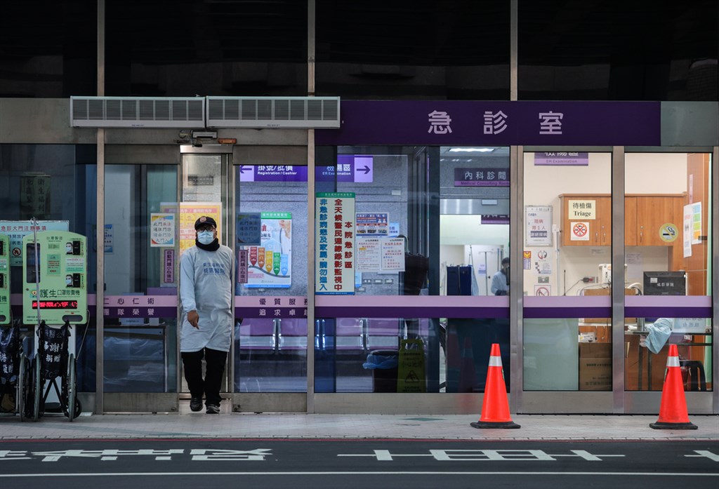 中央流行疫情指揮中心24日晚間宣布,1月6日至19日衛生福利部桃園醫院的出院病患、同住者、陪病者及案889就醫的接觸者,即起居家隔離14天。(中央社檔案照片)