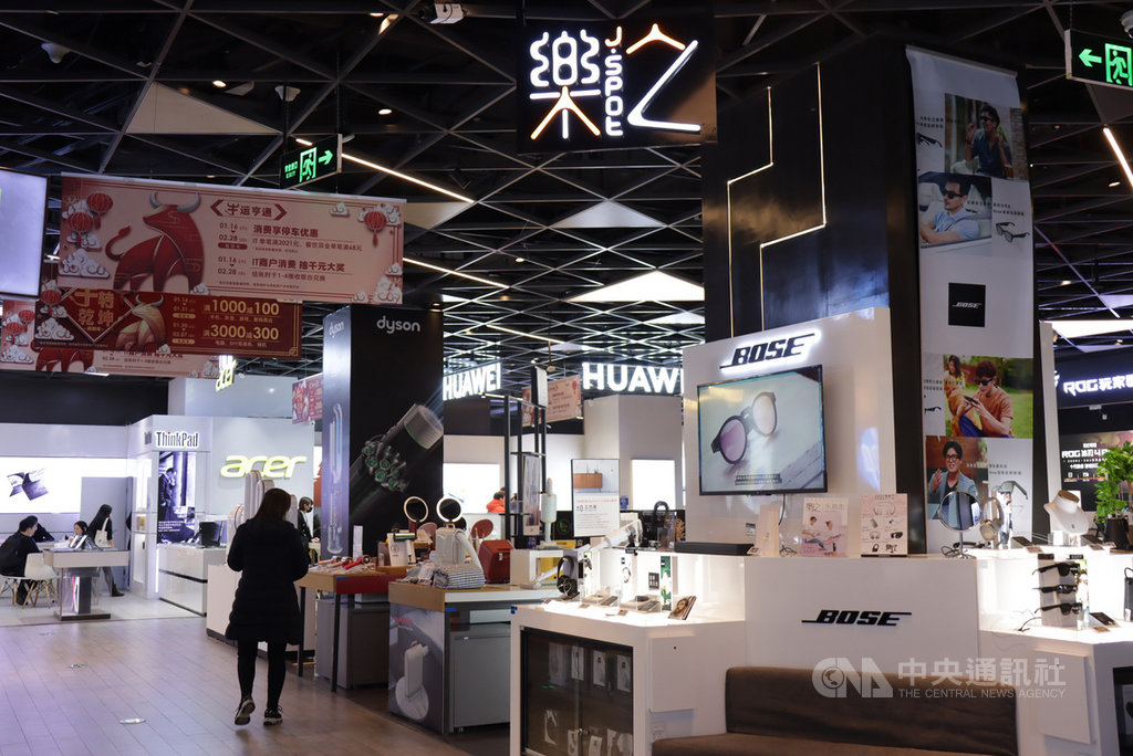 台資藍天電腦集團在大陸投資經營的3C產品門市樂之,主打大陸城市20到40歲、喜歡新科技用品的中產階級,2021年決定在上海持續展店,並首次跨出同集團的電腦賣場百腦匯,獨自開店。中央社記者張淑伶上海攝 110年1月24日