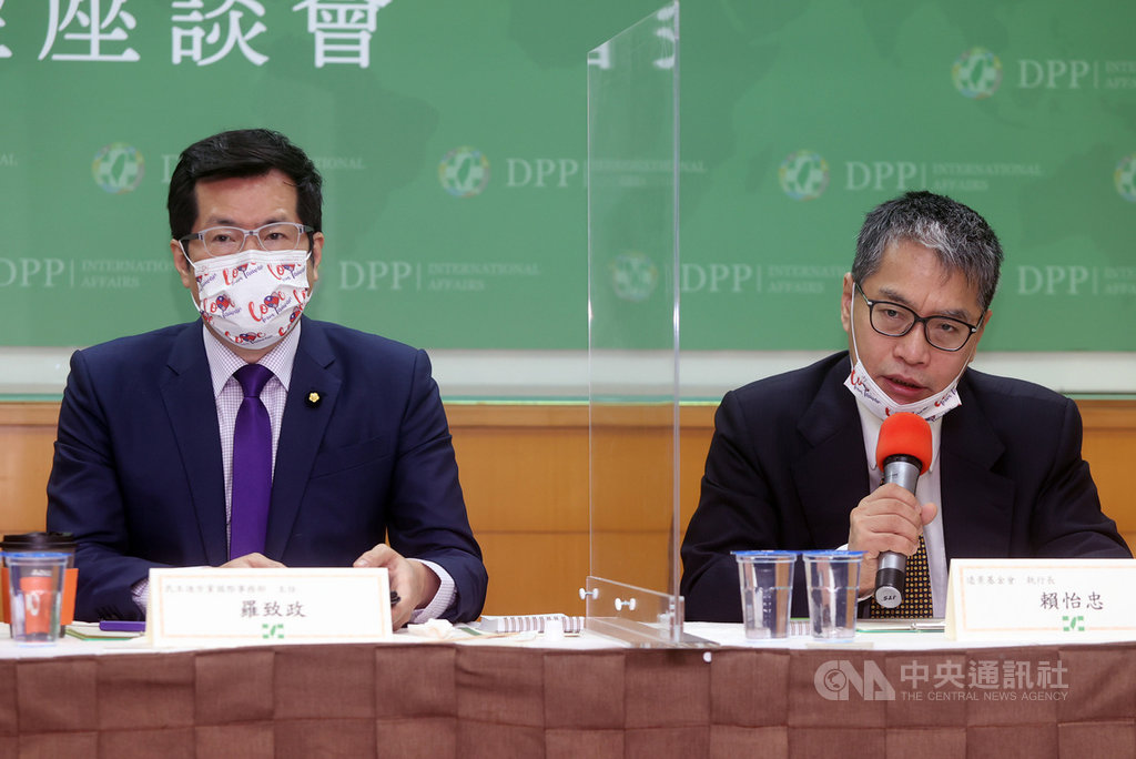 民進黨24日在台大校友會館舉行「拜登新政府與台美關係未來展望」座談會,遠景基金會執行長賴怡忠(右)認為,拜登政府對中國與台灣的態度,在川普與美國前總統歐巴馬之間,更傾向川普這邊。左為民進黨國際事務部主任羅致政。中央社記者鄭傑文攝 110年1月24日