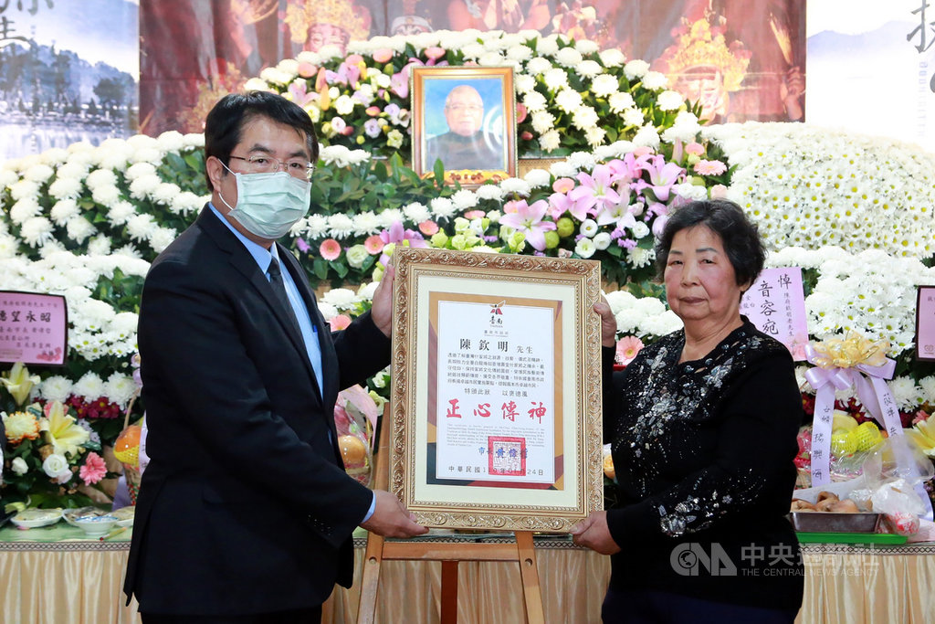 全國唯一以傳承家將文化而獲頒民族藝術傳統雜技類薪傳獎的陳欽明去世,享壽77歲,台南市長黃偉哲(左)24日頒發「卓越市民」表揚陳欽明的貢獻,由家屬代表接受。(台南市政府提供)中央社記者張榮祥台南傳真 110年1月24日