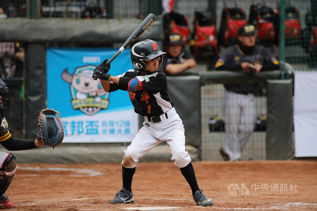 2021年富邦盃台灣12強少棒大賽季軍戰24日舉行,中平國小總教練李國強表示,彭成安(圖)可投可打,游擊守備判斷很快,沒看過他失誤,「身材再往上抽,會是未來游擊大物」。(中華民國棒球協會提供)中央社記者謝靜雯傳真 110年1月24日