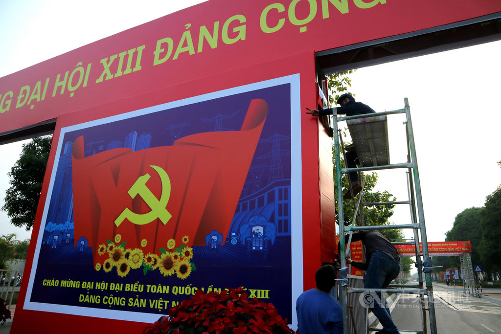 越共13大將於25日登場,舉辦地點越南國家會議中心週邊場地布置陸續完成。圖為1月22日下午,工人們忙著布置賓客主要出入口。中央社記者陳家倫河內攝 110年1月24日