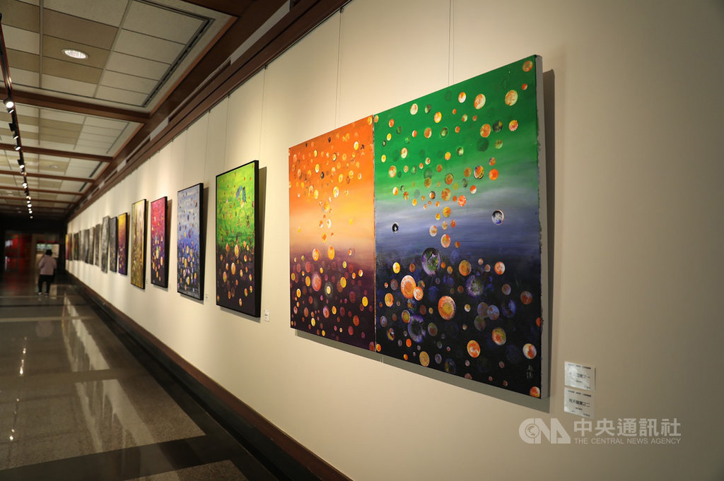 台中港區藝術中心展出「吉祥富貴‧賦新彩-江屘菊個展」,近百件作品可分為四大系列,分別是傳統水墨系列、微觀系列、永恆系列及能量球系列。(江屘菊提供)中央社記者趙麗妍傳真 110年1月24日