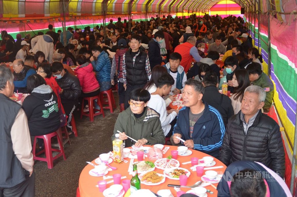 台灣近期武漢肺炎疫情升溫,澎湖縣流行疫情指揮中心24日宣布,取消春節初一至初三在文化局演藝廳的三場新春賀歲演出,並呼籲各宮廟、社區取消或延期舉辦大型活動、娘家宴等。中央社 110年1月24日