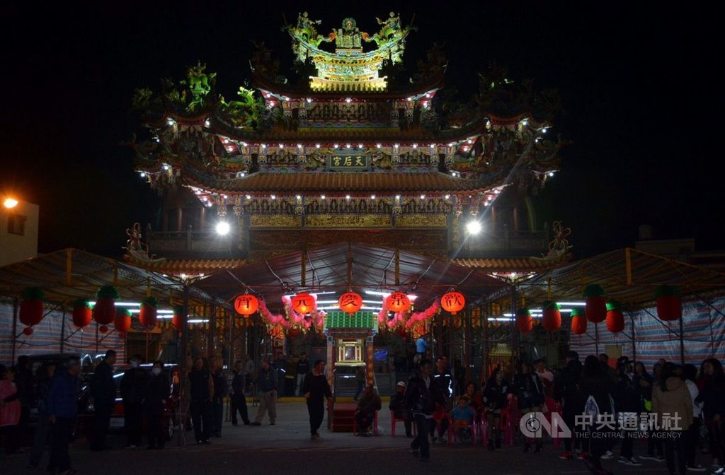 澎湖縣流行疫情指揮中心24日指出,考量疫情升溫,縣府取消春節初一至初三在文化局演藝廳的三場新春賀歲演出,並呼籲各宮廟、社區取消或延期舉辦大型活動、娘家宴等。中央社 110年1月24日