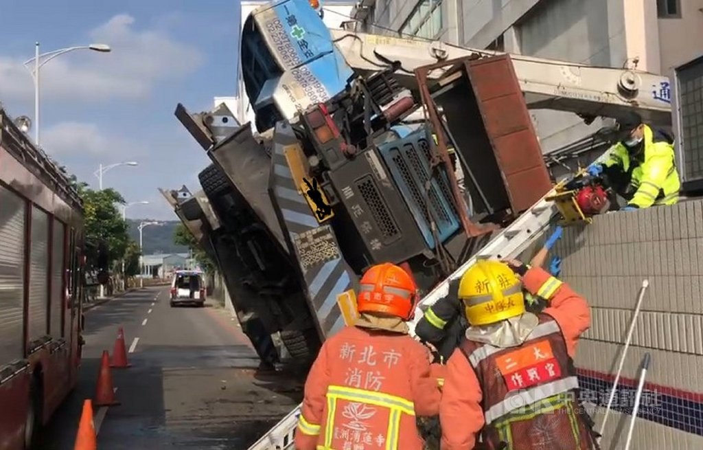 新北產業園區一工廠24日上午委外清洗窗戶,吊車司機升展吊籃時疑吊臂伸展過長,車輛重心不穩側翻,工人當場墜落受傷送醫。(翻攝照片)中央社記者王鴻國傳真 110年1月24日