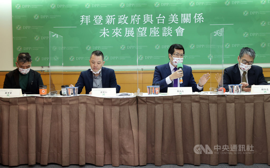 民進黨24日在台大校友會館舉辦「拜登新政府與台美關係未來展望」座談會,由民進黨國際事務部主任羅致政(右2)主持,邀請專家學者發表看法。中央社記者鄭傑文攝 110年1月24日