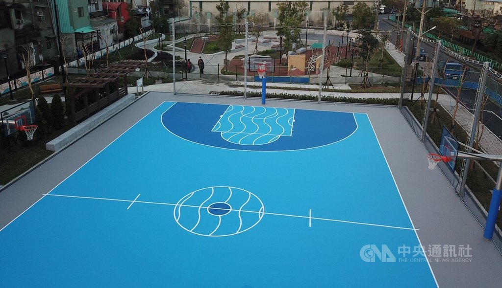 新北市樹林鹿角溪公園第4期工程日前完工,定位為「熱血信念青春無限」的動態主題公園,提供完善的籃球運動場,成為讓籃球愛好者可以享受運動的好去處。(工務局提供)中央社記者王鴻國傳真 110年1月24日