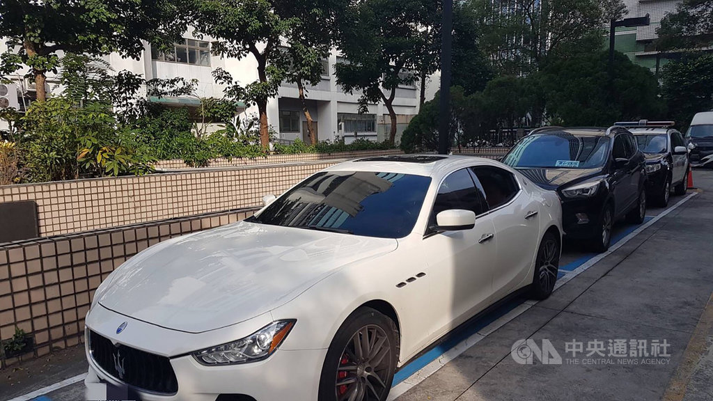 一名25歲男子24日上午6時許搭乘友人的瑪莎拉蒂,行經台北市信義區忠孝東路五段、松仁路口時,遭人攔截痛毆並持刀刺傷腹部,送醫急救,已無生命危險,全案待警方調查釐清。(翻攝照片)中央社記者黃麗芸傳真 110年1月24日