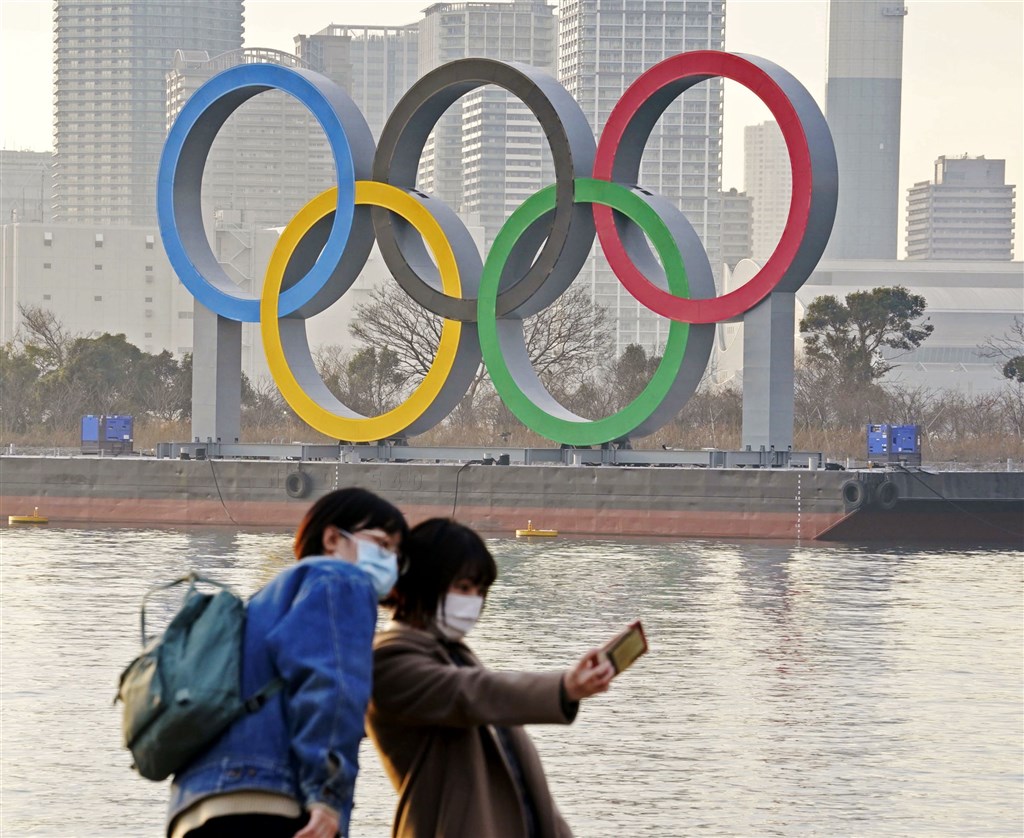 東京奧運倒數6個月,國際奧林匹克委員會主席巴赫表示,整個奧林匹克活動圈眾志成城,要讓奧運如期舉行成為隧道盡頭的光。圖為22日東京台場奧運標誌。(共同社)