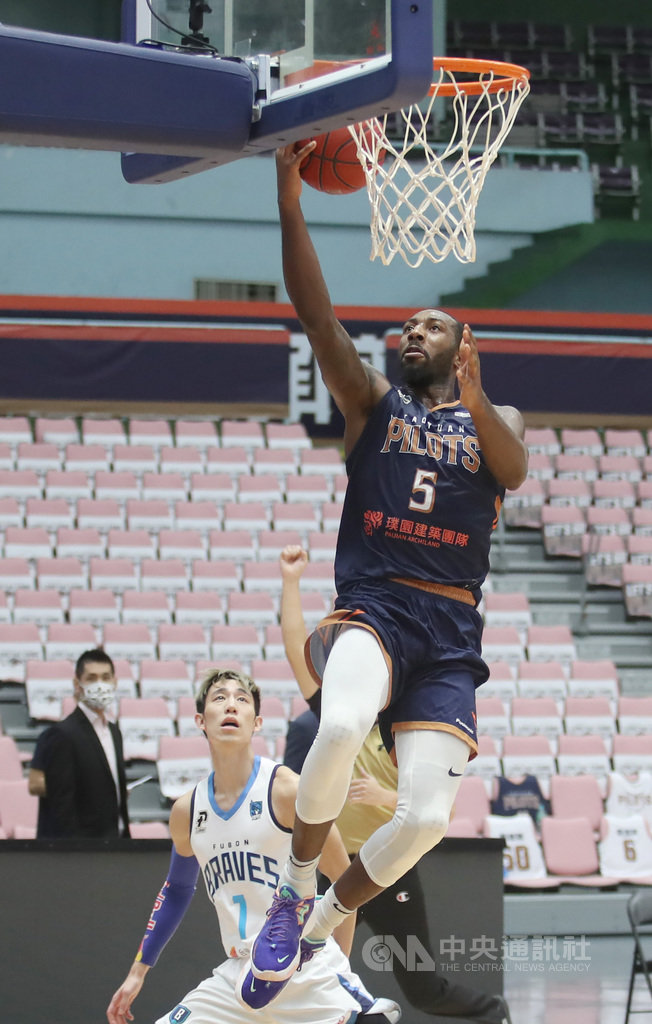 台灣職業籃球聯盟P. LEAGUE+(簡稱PLG)桃園領航猿隊24日在主場桃園巨蛋,閉門迎戰台北富邦勇士隊,領航猿洋將里德(Davon Reed)(持球者)攻下26分,仍無法幫助球隊獲勝,領航猿吞下主場首敗。中央社記者張新偉攝 110年1月24日