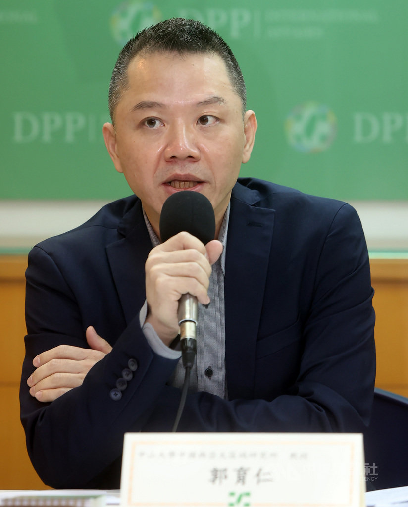 民進黨24日舉行「拜登新政府與台美關係未來展望」座談會,中山大學中國與亞太區域研究所教授郭育仁說,拜登政權和川普政權最大不同,川普處理台灣問題手段相對粗糙,拜登上台後對台關係,相信除了持續實質合作,也會避免讓台灣變成中共釋放壓力的明顯目標。中央社記者鄭傑文攝 110年1月24日