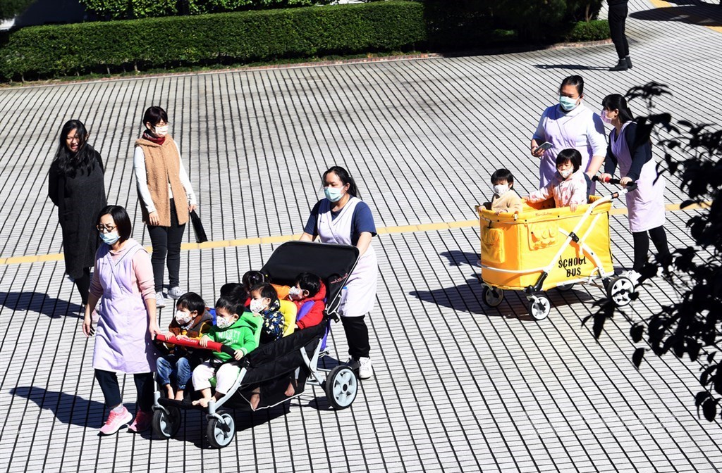 中央氣象局表示,25日白天起東北季風減弱,氣溫逐漸回升,各地天氣大多為多雲到晴。(中央社檔案照片)