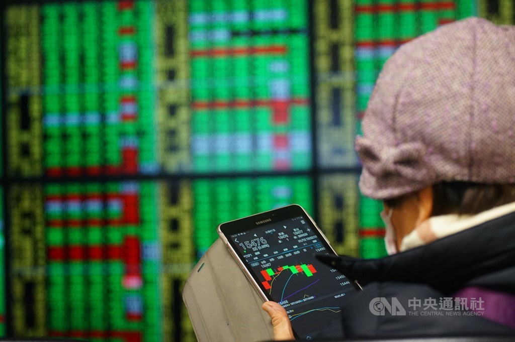 台灣疫情升溫,投資人恐慌情緒蔓延,台股25日開低,早盤下探15772.63點、跌逾246點,失守萬六大關。(中央社檔案照片)