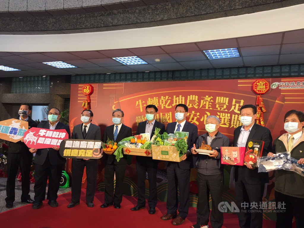 農委會主委陳吉仲(中)25日記者會表示,春節前3週的全台蔬果、水產及畜產可充分供應,對比過去5年同期平均供應量相當,價格波動穩定。中央社記者楊淑閔攝 110年1月25日