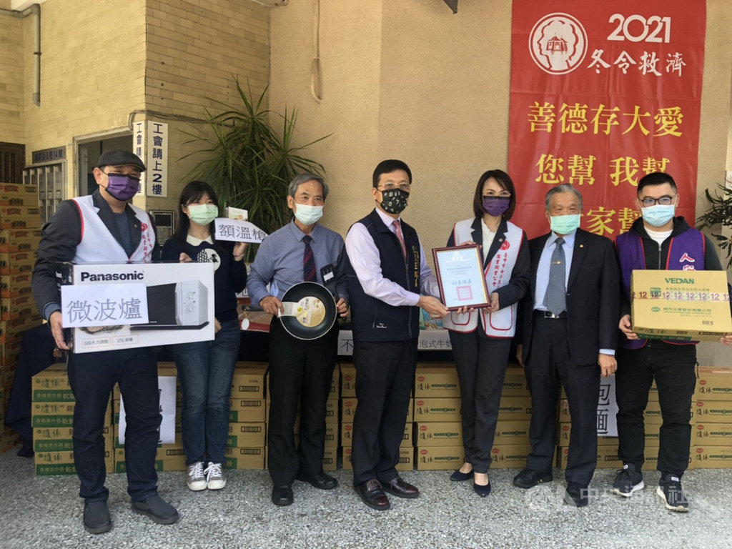 台中市女子美容商業同業公會連續12年舉辦冬令救濟活動,25日上午在西區模範街舉辦捐贈儀式,受疫情影響,額溫槍也成為送暖物資之一。中央社記者趙麗妍攝 110年1月25日