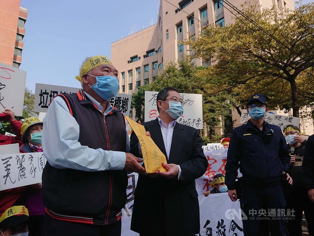 反造橋龍昇村坤輿事業廢棄物掩埋場自救會近百人25日北上,並到農委會陳情。農委會表示,掩埋場離灌溉用大潭調整池僅300公尺,苗縣府何以核准試運轉,立委將邀環保署等共議了解。中央社記者楊淑閔攝 110年1月25日