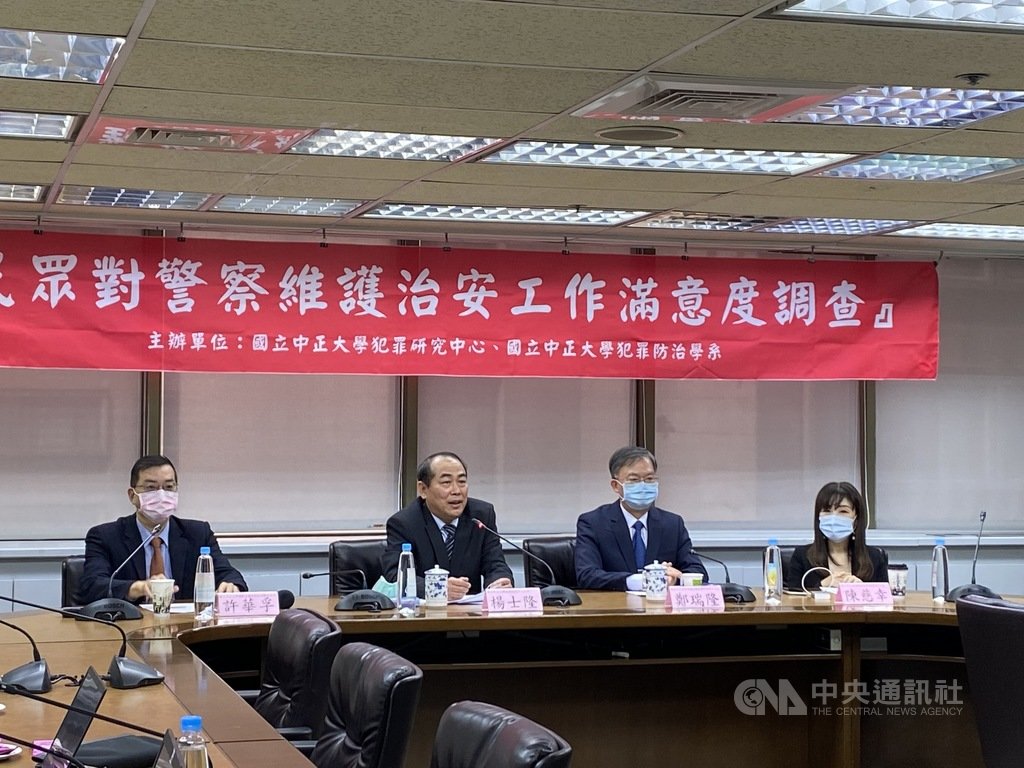 中正大學犯罪研究中心25日公布「民眾對警察維護治安工作滿意度」調查,50.6%民眾滿意整體治安,較上一年度略降,但近9年成長約32%;警政署說,疫情期間整體治安持穩,持續戮力以赴。圖左2為犯罪防治系特聘教授兼犯罪研究中心主任楊士隆。中央社記者黃麗芸攝 110年1月25日