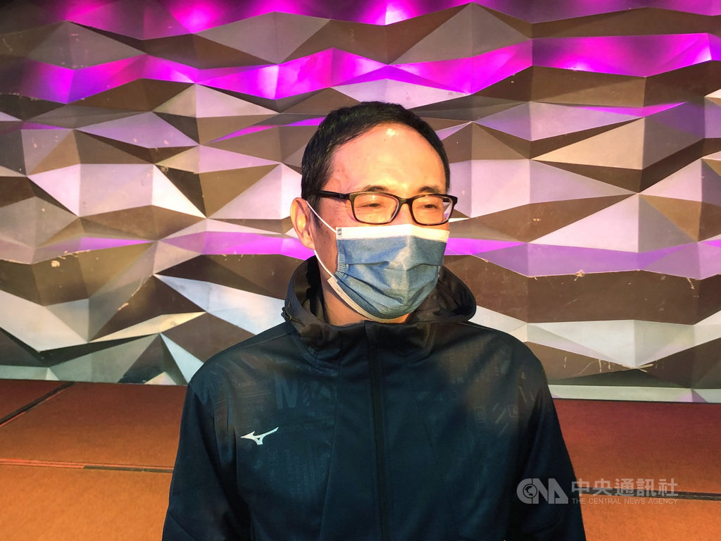 中職中信兄弟隊野手岳東華腳踝傷勢復發,領隊劉志威(圖)透露,可能朝開刀的方向對他比較好;至於外界討論的二壘位置,劉志威表示,「讓所有球員去競爭,讓大家都覺得有機會」。中央社記者謝靜雯攝 110年1月25日