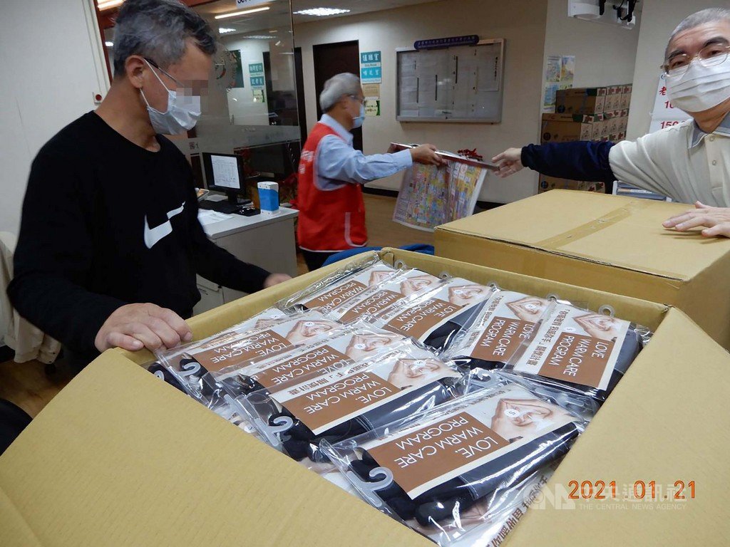 行政執行署台北分署25日表示,新北市盧姓民眾拒繳違反居家檢疫規定的罰鍰新台幣50萬元,因此查封他持有的手套、口罩商品,分署後續將定期變賣商品。(行政執行署台北分署提供)中央社記者劉世怡傳真 110年1月25日