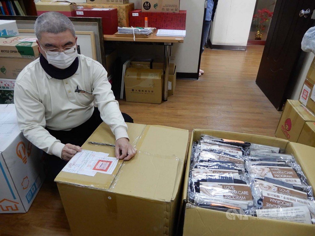 行政執行署台北分署25日表示,新北市盧姓民眾拒繳違反居家檢疫規定的新台幣50萬元罰鍰,經清查財產狀況,盧姓民眾名下僅有存款新台幣數千元可供執行,因此查封他所持有近400組手套、口罩商品。(行政執行署台北分署提供)中央社記者劉世怡傳真 110年1月25日