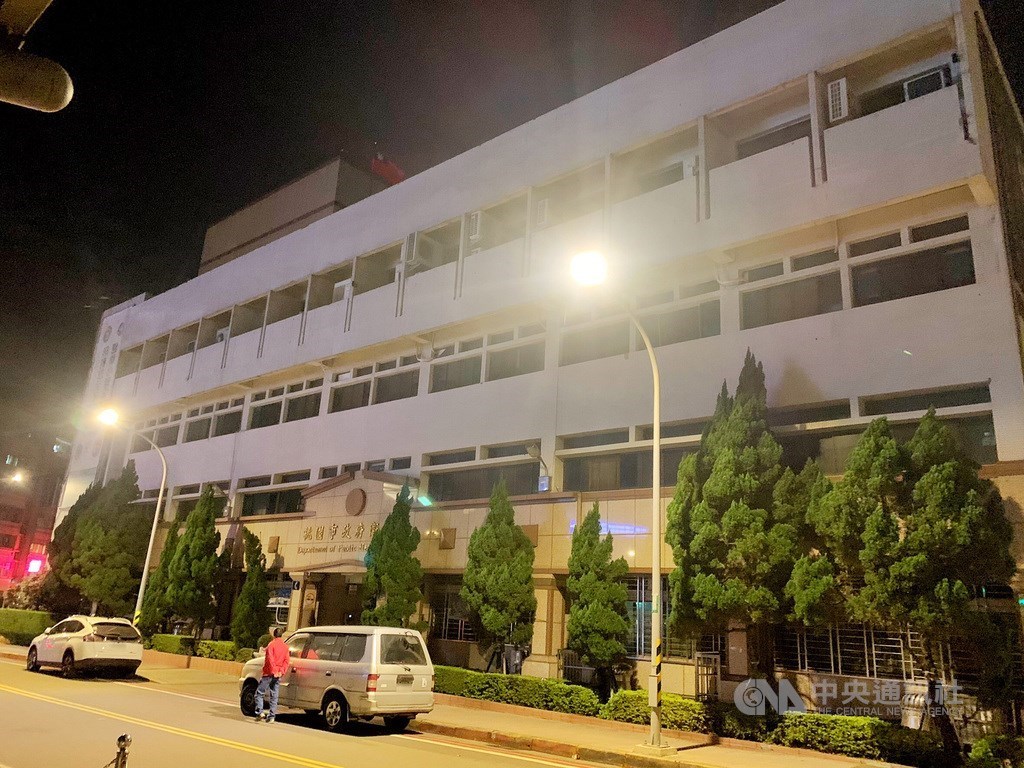 衛福部桃園醫院武漢肺炎群聚案擴大,中央流行疫情指揮中心24日晚間宣布擴大隔離對象至5000人左右。中央社記者吳睿騏桃園攝 110年1月25日