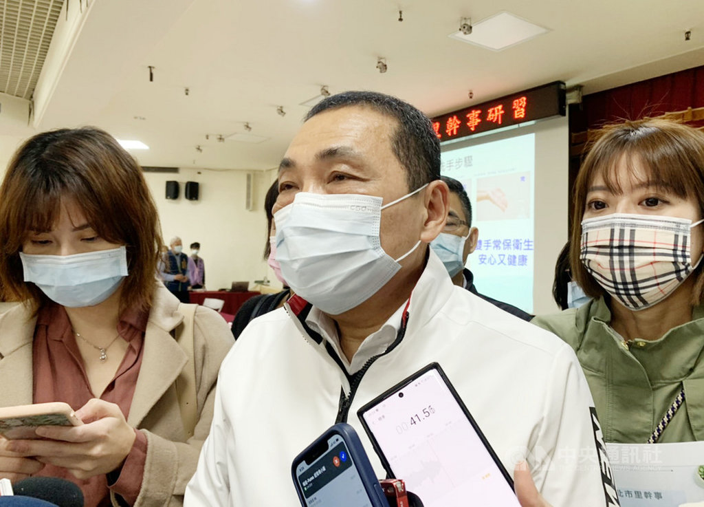 國內武漢肺炎疫情升溫,新北市長侯友宜(中)25日受訪表示,繼日前限制新北市轄內醫院陪、探病者限1人等,即日起更加嚴格,非必要特殊情況,不准探病,只有陪病。中央社記者沈佩瑤攝 110年1月25日