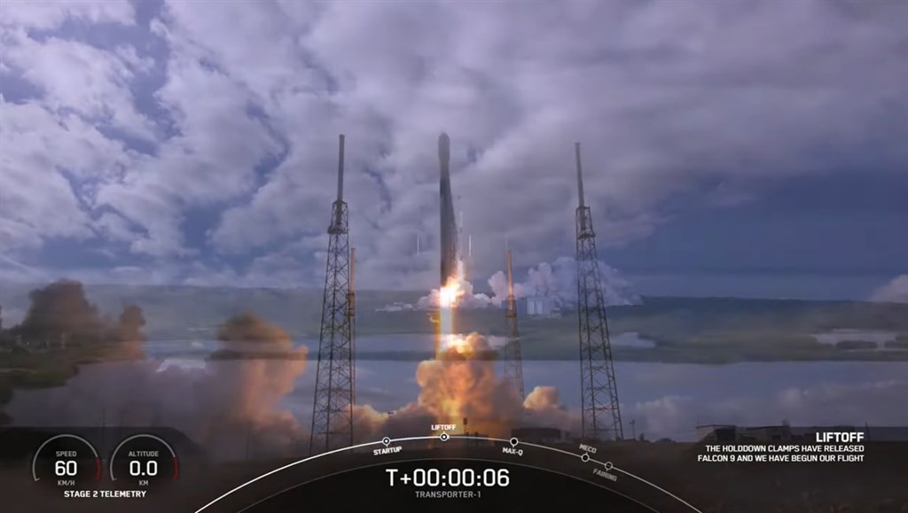 台灣團隊研製的飛鼠衛星、玉山衛星,24日晚間11時搭乘SpaceX的獵鷹九號火箭,於美國卡納維爾角基地升空。(圖取自SpaceX YouTube頻道網頁youtube.com)