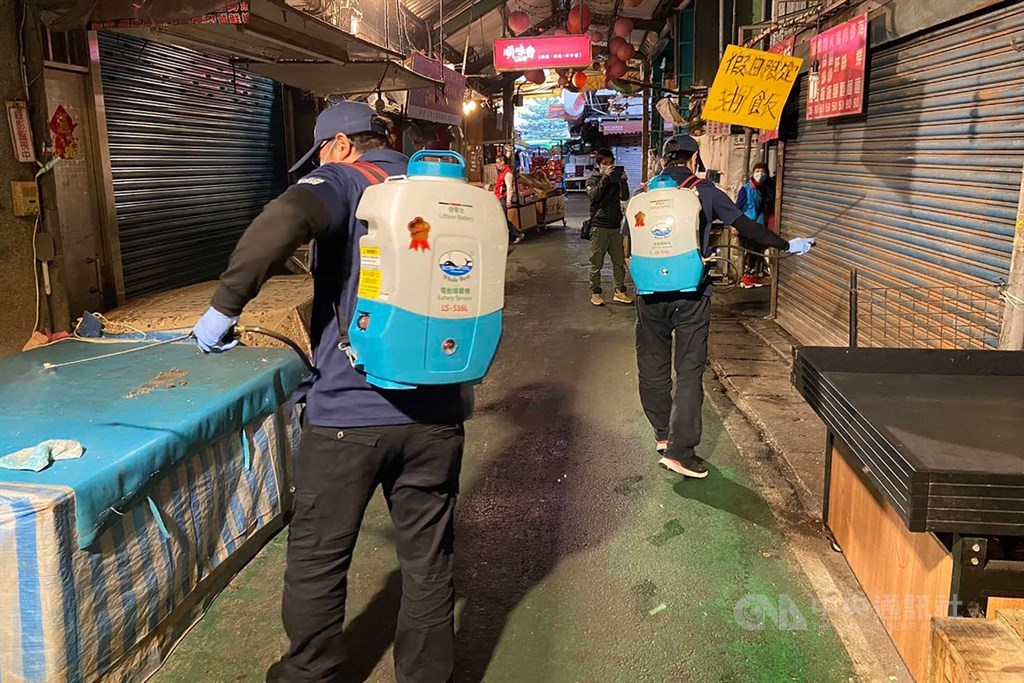 桃園市政府環境清潔稽查大隊表示,八德區中隊配合區公所前往大湳市場消毒2次,並前往指揮中心公布的個案足跡地點進行清消作業,後續也會多次消毒。中央社記者吳睿騏桃園攝 110年1月25日