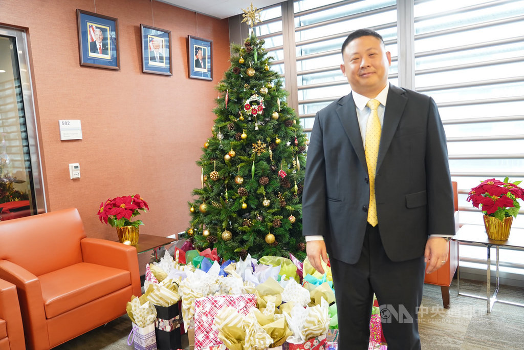美國在台協會高雄分處處長禹道瑞(Mason Yu)曾在AIT高雄分處擔任過經濟官,再度駐台多了一份熟悉,談到重返高雄,他感受到城市的進步、港區現代化的建設充滿了趣味性,高雄流行音樂中心、港埠旅運中心,還有富涵文化底蘊的駁二特區,都讓他看到高雄的改變和企圖心。中央社記者董俊志攝 110年1月25日