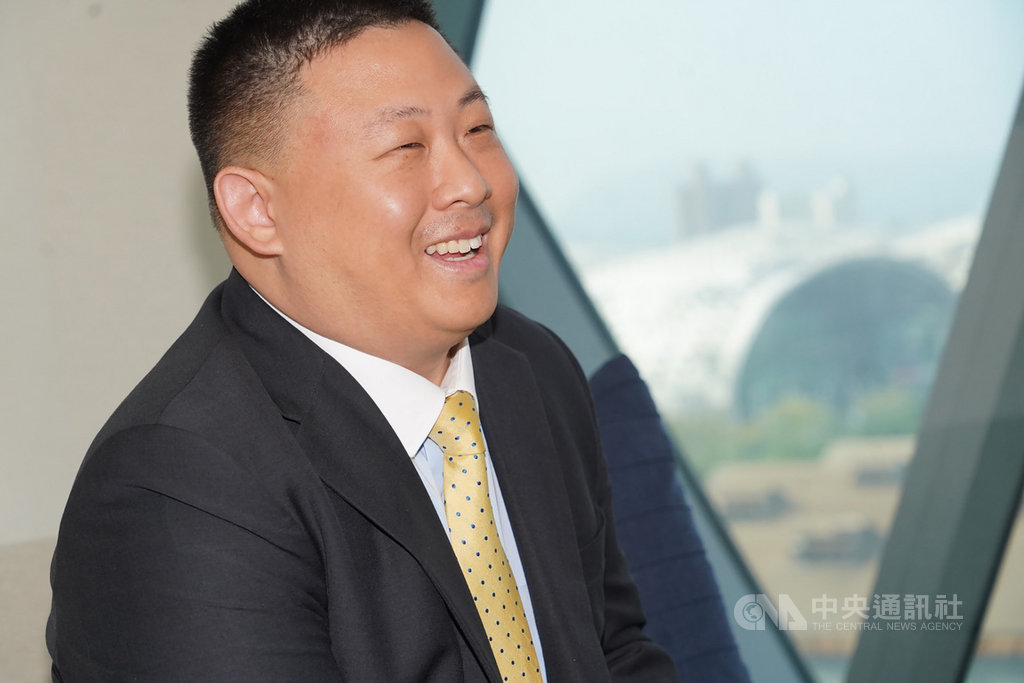 美國在台協會高雄分處處長禹道瑞(Mason Yu)再度駐台,談到台灣小吃搖身變成美食家,他透露,心中首選是一家位在六合路的鵝肉飯,10年前吃過就念念不忘,如今再奉派駐台,鵝肉飯還是他美味食譜的首選,吃遍全台鵝肉飯仍是穩居冠軍寶座。中央社記者董俊志攝 110年1月25日