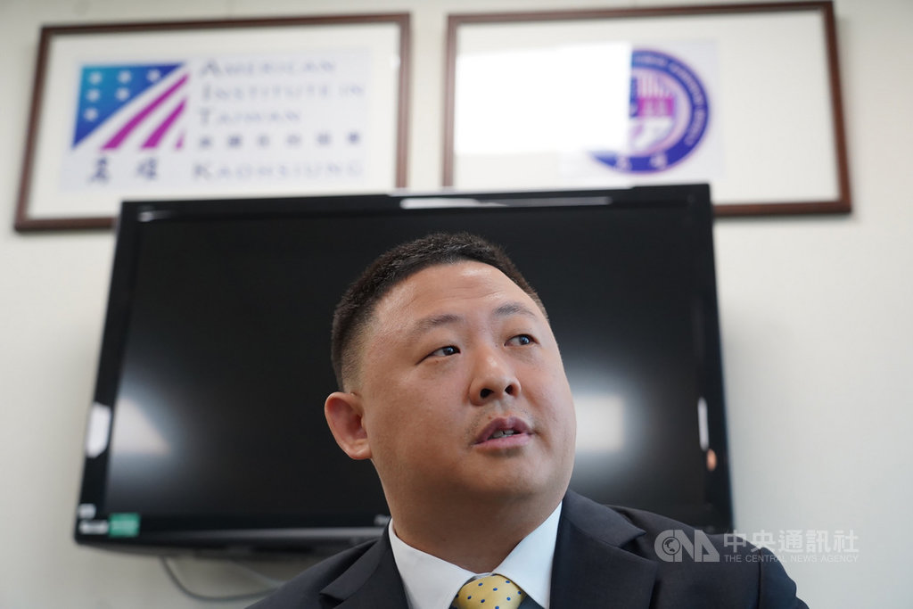 坐在高雄亞洲新灣區旁的辦公大樓裡,眺望10年前還沒蓋好的高雄展覽館,去年8月就任的美國在台協會高雄分處處長禹道瑞(Mason Yu)接受中央社專訪,被問起世界可以學習的台灣價值,他毫不遲疑地回答「公共衛生」。中央社記者董俊志攝 110年1月25日