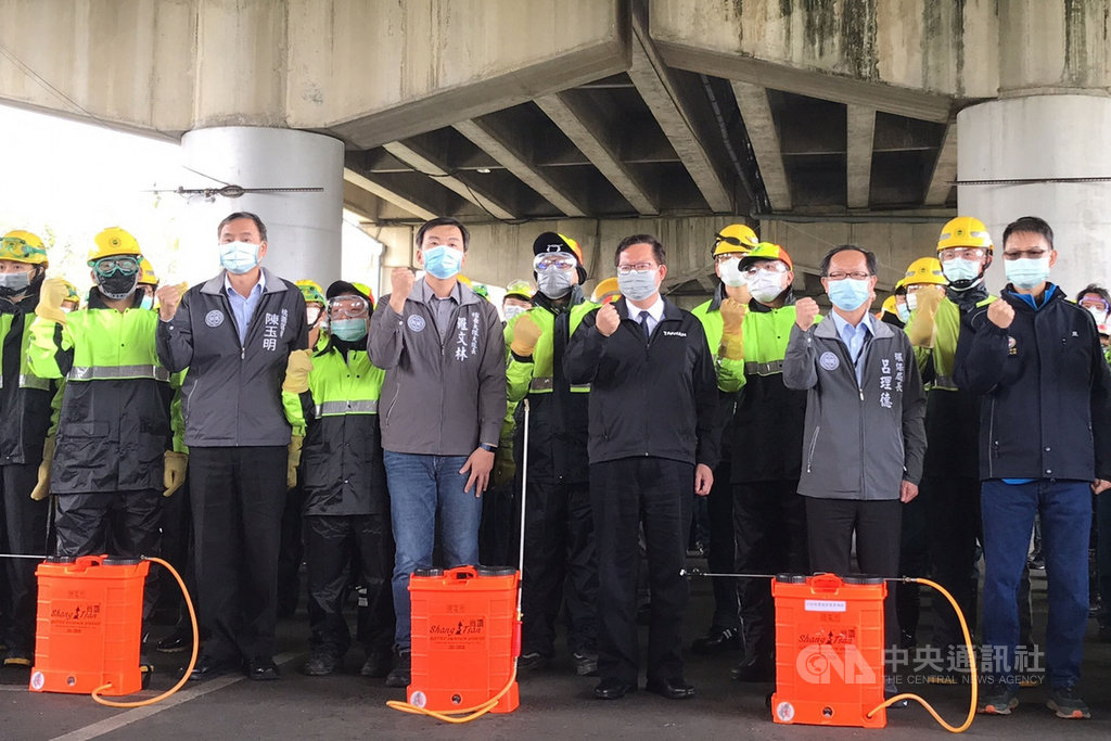 桃園市長鄭文燦(前排右3)25日表示,社區活動足跡較多的區域,像是大湳市場等場所,要納入優先消毒的範圍,至於公有民營市場、公有零售市場或是民營市場要每週消毒一次,請環保局支援相關作業,在一週內分區完成全市的環境清消。中央社記者吳睿騏桃園攝 110年1月25日