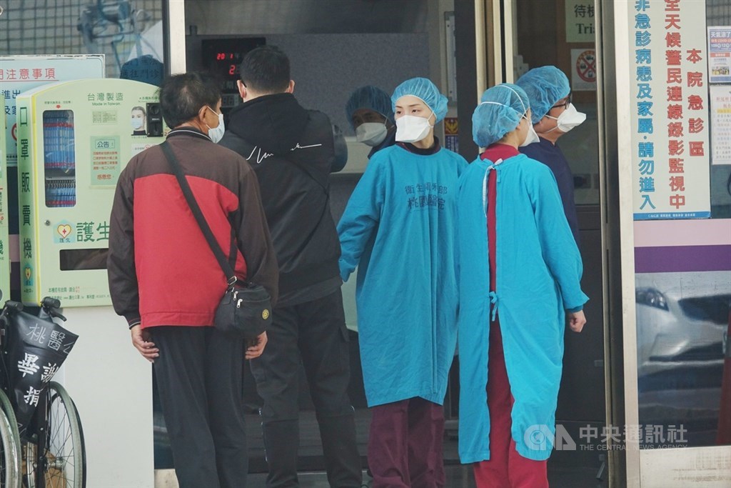 衛生福利部桃園醫院武漢肺炎(2019冠狀病毒疾病,COVID-19)群聚案持續延燒,桃園醫院醫護人員25日在醫院出入口外嚴陣以待。中央社記者施宗暉攝 110年1月25日