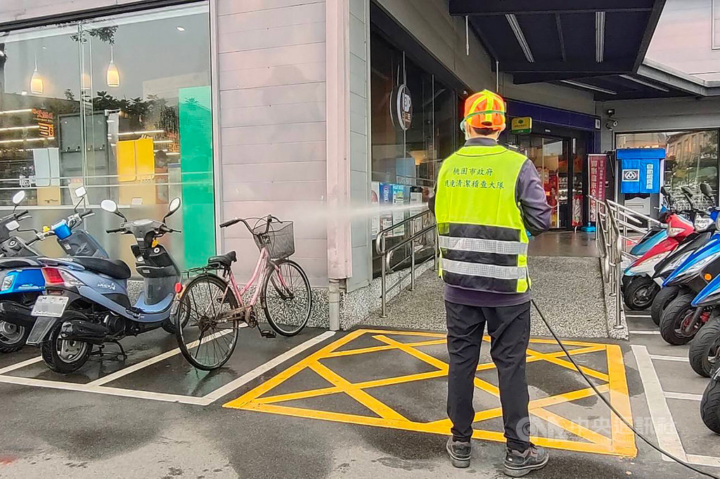 中央流行疫情指揮中心25日公布案889及890足跡,桃園市政府環境清潔稽查大隊立即前往消毒,人潮眾多的熱點消毒頻率拉高為每週1次,並計畫一星期內完成全市大消毒。中央社記者吳睿騏桃園攝 110年1月25日