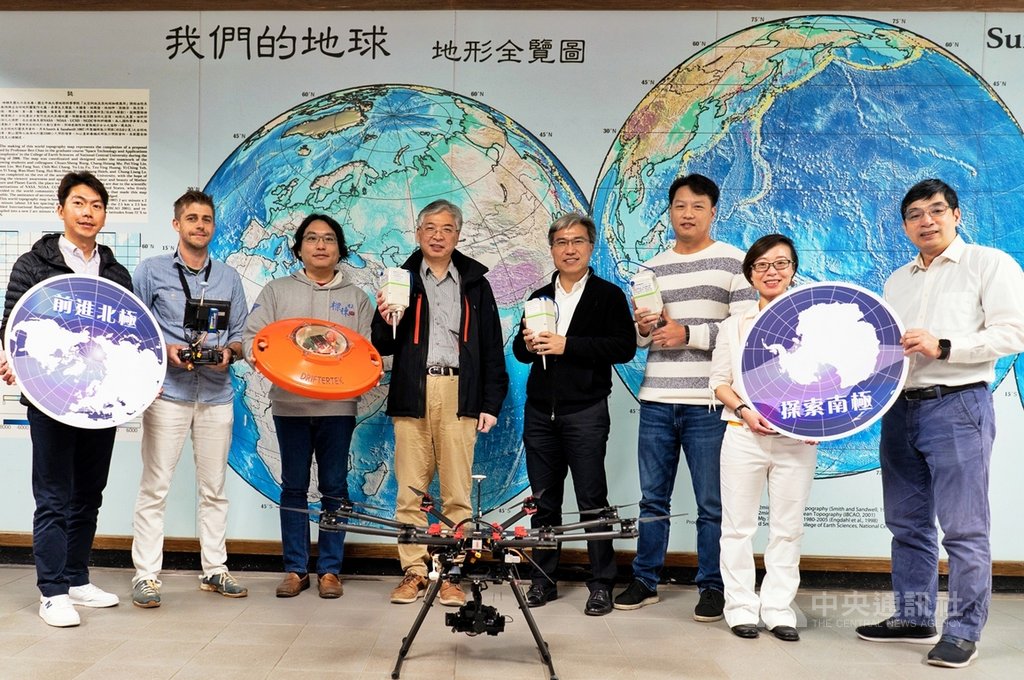 首名在南極過冬的台灣女科學家,也是中央大學太空科學與工程學系助理教授林映岑(右2),從南極帶回1600多小時珍貴的南極光學雷達觀測資料,希望透過前所未有的第一手觀測資料,探索南極高頻重力波現象。(中央大學提供)中央社記者吳睿騏桃園傳真 110年1月25日