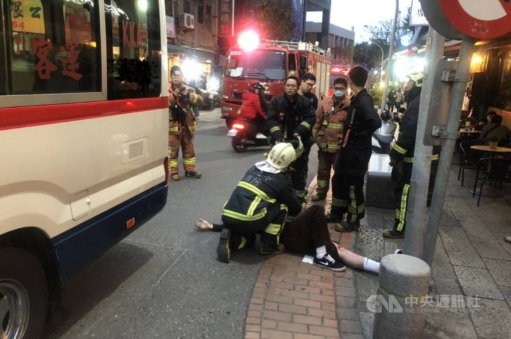 25歲謝姓男子24日在新北市淡水區下坡道路溜滑板,一轉彎就擦撞公車,不僅有手腳骨裂等傷勢送醫,還將因交通違規吃上新台幣300元罰單。(翻攝照片)中央社記者王鴻國傳真 110年1月25日