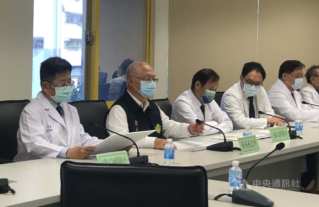 因部立桃園醫院武漢肺炎群聚案擴大,高雄市衛生局25 日下午召集轄內醫界代表,召開醫療應變會議,並宣布入院需刷健保卡的實名制方案。中央社記者侯文婷攝 110年1月25日