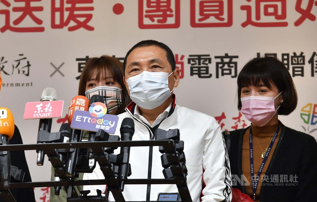 針對桃園全市將要大消毒一事,新北市長侯友宜(中)25日受訪表示,「我們已經準備好,隨時做好大清消」。中央社記者王鴻國攝 110年1月25日