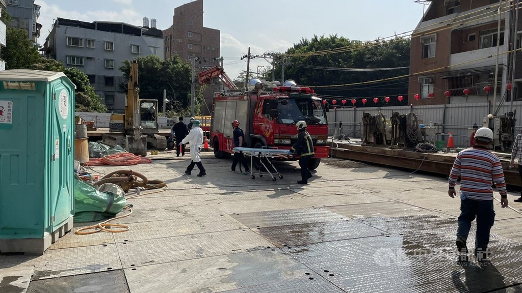 台北市北投區立農路附近的工地地下室3樓25日上午發生工安意外,一名年約40多歲的男性工人遭掉落重物砸傷頭部,當場無呼吸心跳,警消獲報到場協助吊掛急救後送醫搶救。(翻攝照片)中央社記者黃麗芸傳真 110年1月25日