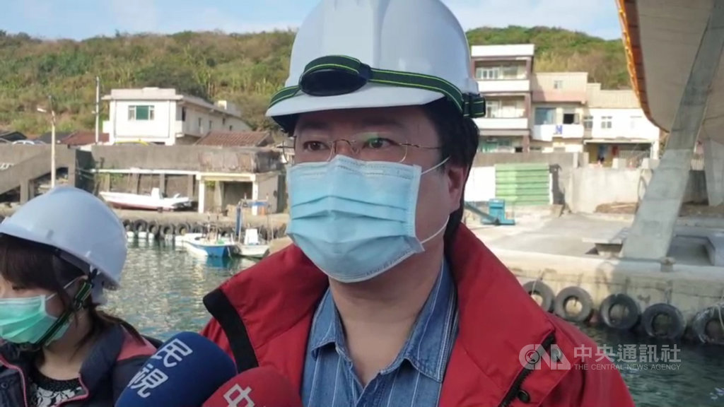 衛福部桃園醫院武漢肺炎群聚案擴大,基隆市長林右昌(前)25日受訪時說,基隆有2人符合居家隔離要件,已居家隔離。中央社記者王朝鈺攝 110年1月25日
