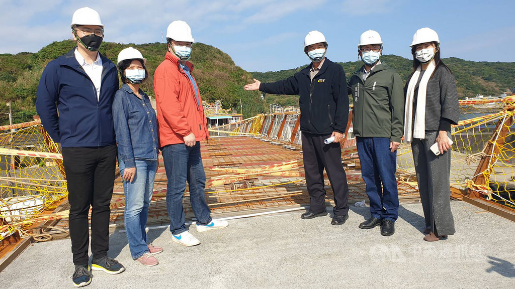 基隆市長林右昌(左3)25日前往望海巷漁港跨海景觀橋工程視察,他說,景觀橋完工後絕對是基隆全新觀光亮點。中央社記者王朝鈺攝 110年1月25日