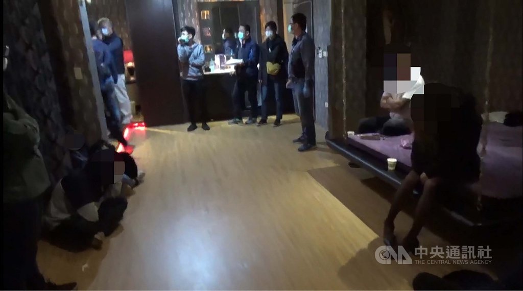 武漢肺炎疫情升溫,台南市警局永康分局查獲汽車旅館性愛雜交派對時,先要求一絲不掛的男女們戴上口罩後,才穿回身上衣物接受偵訊。(台南市警局提供)中央社記者張榮祥台南傳真 110年1月25日