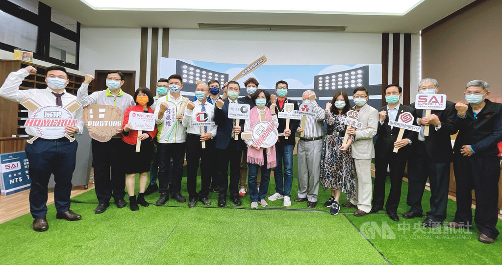 屏東縣政府籌組隸屬社會甲組的城市棒球隊,獲得9家在地企業捐款力挺,讓棒球隊得以成軍,成為全台第10 支社會甲組棒球隊,縣政府25日邀請9家企業齊聚,由副縣長吳麗雪親(中,粉紅衣)自向業者表達感謝。(屏東縣政府提供)中央社記者郭芷瑄傳真 110年1月25日
