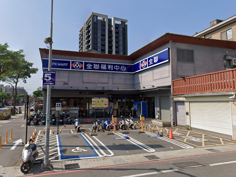 中央流行疫情指揮中心25日公布衛福部桃園醫院群聚案最新2例足跡,21日曾到全聯八德東勇店。(圖取自Google地圖網頁google.com/maps)
