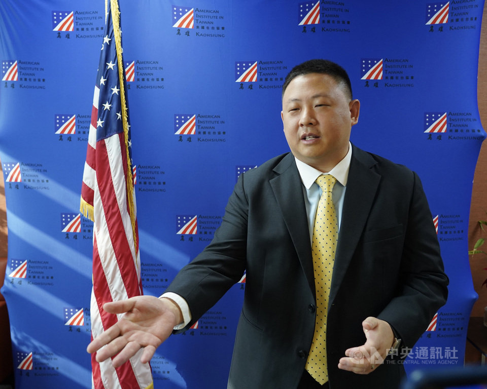 美國在台協會高雄分處處長禹道瑞(Mason Yu)接受中央社專訪,談到這些年來台美關係的轉變,10年前曾派駐台灣的他毫不猶豫地回應,「是有史以來最強健的」。他深信台美共享許多核心價值,肯定「台灣是個親密且可信的夥伴」。中央社記者董俊志攝 110年1月25日