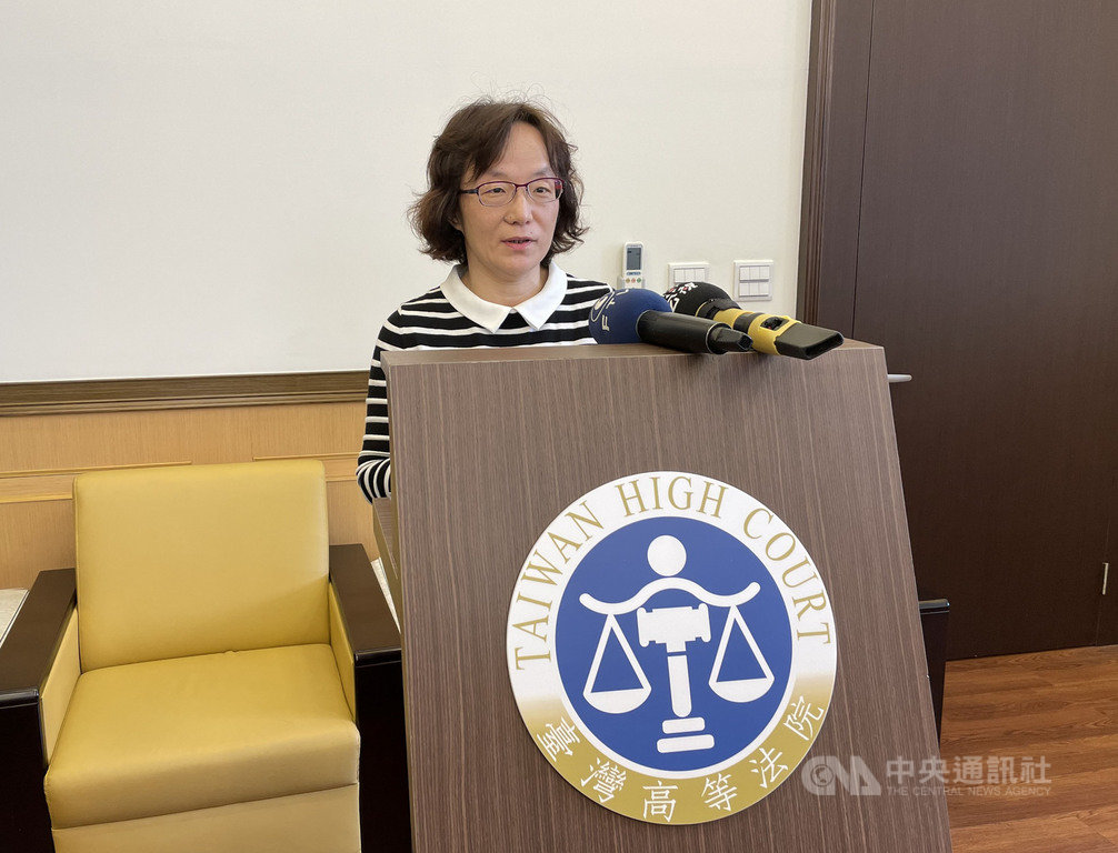 浩鼎生技董事長張念慈等人被控乳癌疫苗試驗未達預期重大消息公開前賣股,涉內線交易。一審士林地方法院判決無罪,經上訴,二審台灣高等法院26日宣判,認定檢方舉證不足,駁回上訴,仍判張念慈等5人無罪。圖為台灣高等法院刑事庭發言人劉方慈(圖)說明判決理由。中央社記者劉世怡攝 110年1月26日