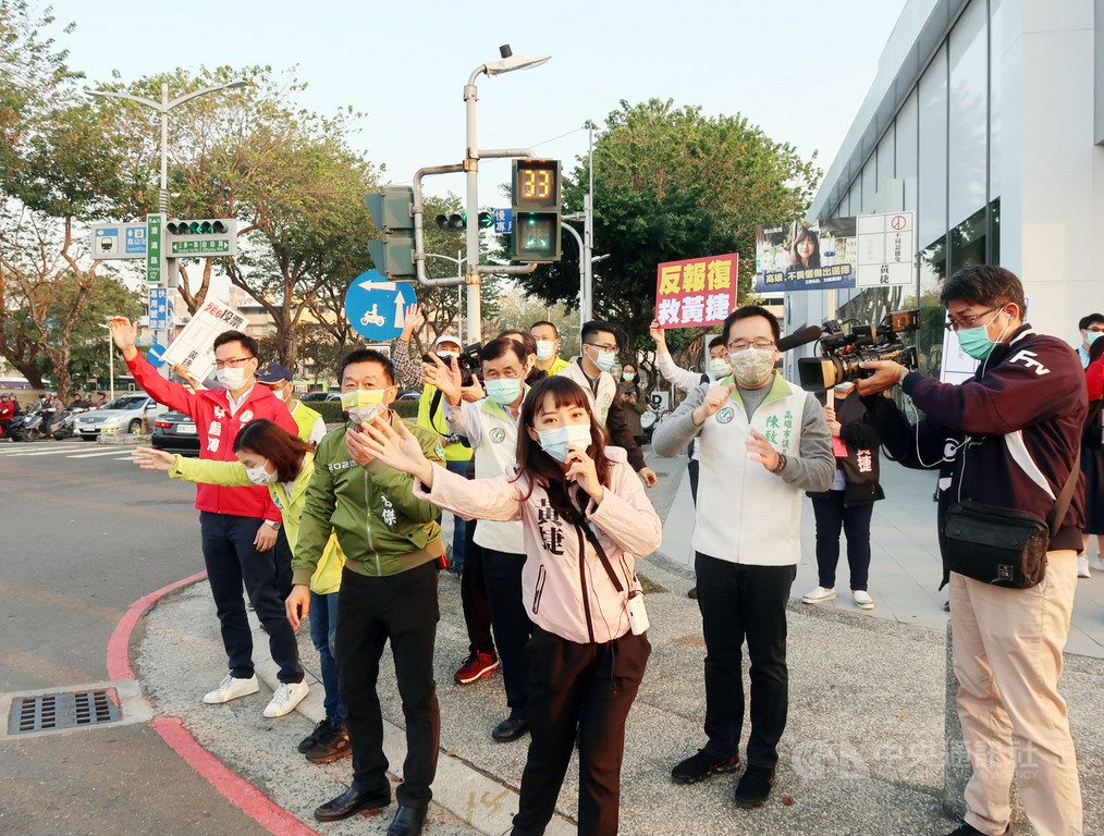 民進黨高雄鳳山選區立委許智傑(前左)及市議員陳致中(前右2)、林智鴻(紅衣者)等,26日合體無黨籍高雄市議員黃捷(前左2)在路口宣傳「反報復救黃捷」行動,盼市民投「不同意」罷免票。中央社記者王淑芬攝 110年1月26日