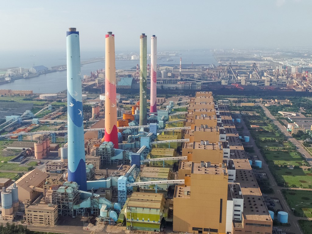 立法院副院長蔡其昌等人26日提出2035年台中火力發電廠(圖)燃煤全部除役主決議,台中市政府表示,未反對燃氣機組設立,而是要求「燃氣進、燃煤退」。(台中市政府提供)